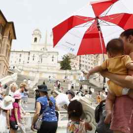 Una mujer y un bebé se protegen del sol durante una ola de calor en Roma, a 21 de junio de 2024.