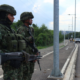 Soldados del Ejército colombiano del puente Internacional Atanasio Girardot que une a Cúcuta (Colombia) con el estado Táchira (Venezuela).