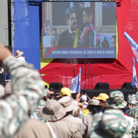 Integrantes de las milicias bolivarianas siguen la transmisión de la investidura de Nicolás Maduro como presidente de Venezuela este viernes, en Caracas (Venezuela).