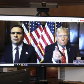 El presidente electo de Estados Unidos, Donald Trump, aparece en una pantalla de forma remota durante una audiencia de sentencia frente al juez del estado de Nueva York, Juan Merchan, en el caso penal en el que fue condenado en 2024 por cargos relacionados con el pago de dinero a una estrella porno para mantener su silencio, en New York Criminal. Tribunal de Manhattan en la ciudad de Nueva York, EE. UU., 10 de enero de 2025.