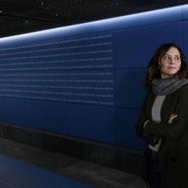 -FOTODELDIA- MADRID, 10/01/2025.- La presidenta de la Comunidad de Madrid, Isabel Díaz Ayuso, visita el nuevo espacio ampliado de homenaje a las víctimas de los atentados del 11 de marzo de 2004, durante al acto de apertura de la remodelación del vestíbulo de la Estación de Atocha, este viernes. EFE/Daniel González