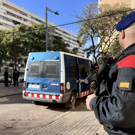 Un agent dels Mossos d'Esquadra a l'emplaçament on es va produir el  tiroteig al barri de la Mina