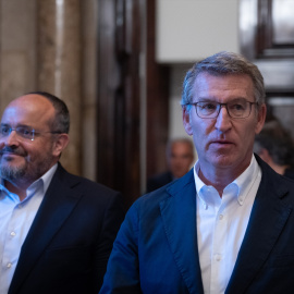 El líder del PP de Catalunya, Alejandro Fernández (i) y el líder del PP, Alberto Núñez Feijóo (d), en el Parlament de Catalunya, a 8 de julio de 2024, en Barcelona