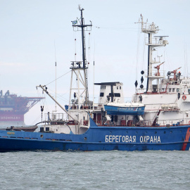 Un barco de la Guardia Costera rusa, delante de la plataforma petrolera ártica 'Prirazlomnaya' de Gazprom, en una foto de archivo.