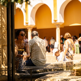 Turistas se refrescan con agua para hacer frente a las altas temperaturas registradas en la capital cordobesa, a 19 de agosto de 2024 en Córdoba.