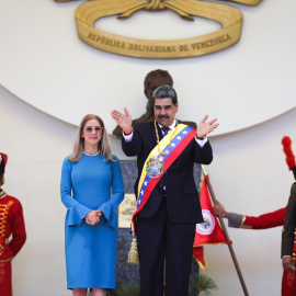 Nicolás Maduro, con la banda presidencial, saluda a los asistentes a su toma de posesión este viernes 10 de enero.