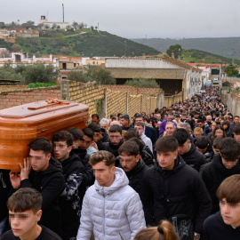 Amigos y compañeros de Aarón, el joven de 17 años asesinado el pasado miércoles a la salida del instituto en Gerena (Sevilla), donde cursaba sus estudios, portan el féretro con los restos mortales del joven durante su funeral.