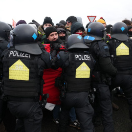 Agentes de policía tratan de aplacar una manifestación contra la conferencia federal del partido AfD, a 11 de enero de 2025.