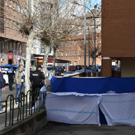 Efectivos policiales en las inmediaciones del lugar en el que un menor de edad ha matado, presuntamente, en plena calle a puñaladas a su padre a 11 de enero de 2025, en Palencia