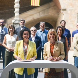 Signatura de l'acord d'investidura de Salvador Illa entre els equips negociadors d'ERC i PSC a l'agost, liderats per Marta Rovira i Lluïsa Moret, respectivament.