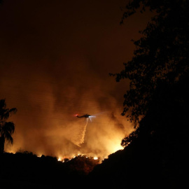 Un helicóptero arroja agua sobre el incendio de Palisades en Los Ángeles, a 10 de enero de 2025.