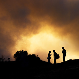 Tres bomberos bregan contra el fuego en California el pasado 11 de enero.