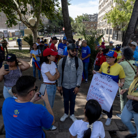 SANTIAGO (CHILE), 11/01/2025.- Personas participan en una manifestación convocada por el Comando con Venezuela este sábado, en Santiago (Chile). Un centenar de venezolanos residentes en Chile protestaron en el centro de Santiago contra la investidura de Nicolás Maduro, en una marcha convocada por la oposición, un día después de su toma de posesión. EFE/ Ailen Díaz