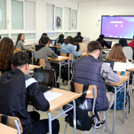 Alumnes de l'Institut Neus Català de Cornellà de Llobregat fent les proves diagnòstiques