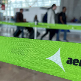 El logo del operador aeroportuario Aena en el Aeropuerto Adolfo Suarez Barajas de Madrid.