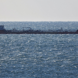 Un petrolero navega en la bahía de Nakhodka, cerca de la ciudad portuaria rusa de Nakhodka.