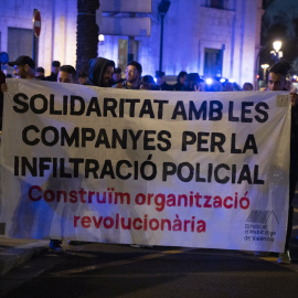 Decenas de personas durante una concentración en respuesta al caso de un policía infiltrado en asociaciones vecinales y sociales en València.