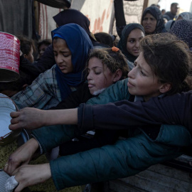 Desplazados palestinos en Khan Yunis, al sur de la Franja de Gaza.