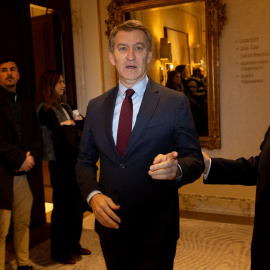 El presidente del Partido Popular, Alberto Núñez Feijóo, a su llegada al desayuno informativo este martes en Madrid.