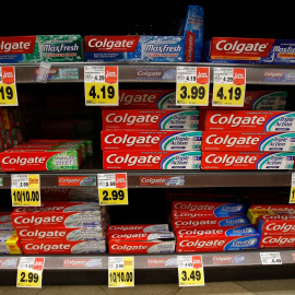 Envases de pasta de dientes de la marca Colgate en un supermercado en la localidad de Pasadena (California, EEUU).