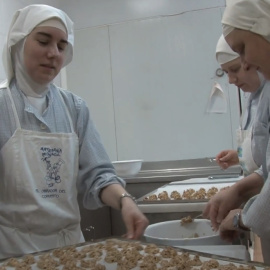 Las exmonjas de Belorado preparan sus conocidos chocolates.