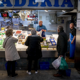 Varias personas hacen compras de última hora en un mercado el pasado 31 de diciembre de 2024, en Madrid (España).