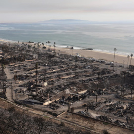 Imagen de los destrozos causados por el fuego Palisades en el vecindario de Pacific Palisades en Los Ángeles, a 10 de enero de 2025.