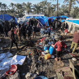 Palestinos inspeccionan tiendas de campaña dañadas por un nuevo ataque israelí.