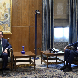 El ministro de Exteriores, José Manuel Albares, junto al presidente del Parlamento libanés, Nabih Berri, este miércoles en Beirut.