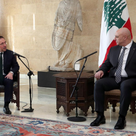 El ministro de Exteriores, José Manuel Albares, este miércoles en Beirut con el presidente de Líbano Joseph Aoun.