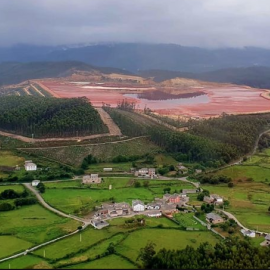 La balsa de lodos rojos de Alcoa en Xove, sobre a una de las aldeas del municipio.