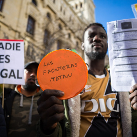 Manifestantes se concentran en Madrid, en diciembre de 2024, con lemas como "Nadie es ilegal".