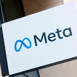 El logo de Meta en sus oficinas en Bruselas.