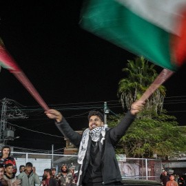 Palestinos celebran tras conocer el acuerdo de alto el fuego en Gaza.