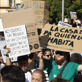 (Foto de ARCHIVO)Cientos de personas se concentran por el derecho a una vivienda digna en Málaga. A 09 de noviembre de 2024, en Málaga (Andalucía, España). Cientos de personas se han concentrado en una manifestación convocada por la plataforma 'Málaga para Vivir' que ha recorrido desde la Plaza de la Merced a la Plaza de la Constitución por el derecho a una vivienda digna.Álex Zea / Europa Press09/11/2024