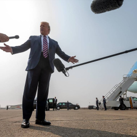 El presidente Donald Trump habla con los medios en el aeropuerto McClellan de Sacramento.