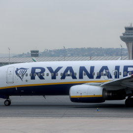 Un avión de la aerolínea Ryanair en el aeropuerto Adolfo Suárez Madrid-Barajas.