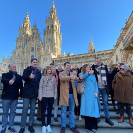 Gonzalo Caballero, en el centro, este jueves en Santiago arropado por militantes y cargos de su entorno, después de anunciar que no presentará candidatura al congreso de los socialistas gallegos.