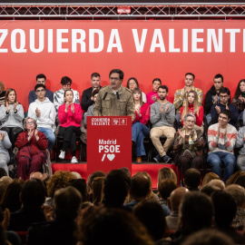 El secretario general del PSOE de Madrid, Óscar Lopez, interviene durante un acto del PSOE con vecinos y militantes, en el Centro Cívico Los Pinos, a 15 de diciembre de 2024, en Alcorcón.