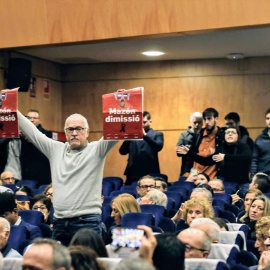 Un hombre saca dos carteles en los que se lee: 'Mazón dimisión', durante el acto de toma de posesión de la nueva rectora de la Universidad de Alicante, 17 de enero de 2025, en Alicante, Comunidad Valenciana (España).