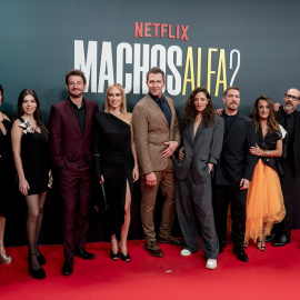 El elenco de ‘Machos Alfa’ posa durante un photocall por la presentación de la segunda temporada de 'Machos Alfa', en Madrid.