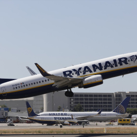 Un avión de la aerolínea Ryanair en el aeropuerto de Palma.