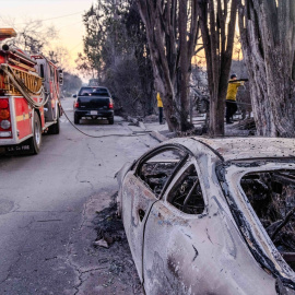 Los equipos de emergencias trabajan en un barrio de Los Ángeles afectado por los incendios.