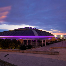 Imatge d'arxiu del Palau Sant Jordi, il·luminada durant el 8-M.