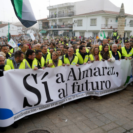 Imagen de la cabecera de la concentración contra el cierre de la central nuclear de Almaraz, a 18 de enero de 2025