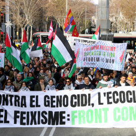 Capçalera de la manifestació a Barcelona amb el lema "Contra el genocidi, l'ecocidi i el feixisme: front comú".