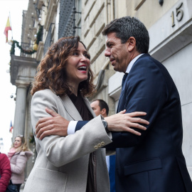 La presidenta de la Comunidad de Madrid, Isabel Díaz Ayuso, y el presidente de la Generalitat Valenciana, Carlos Mazón, se saludan a su llegada a la II Cumbre Empresarial Comunidad de Madrid-Comunidad Valenciana, en el Real Casino de Madrid, a 12 de diciembre de 2023, en Madrid (España).