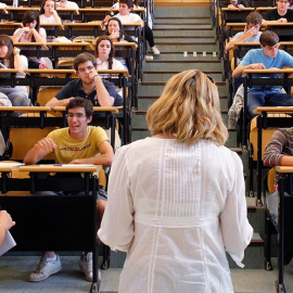 Una profesora dando clase en la Universidad