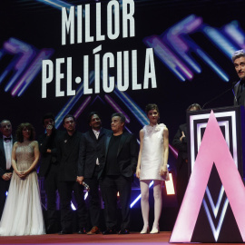 El realizador Marcel Barrena tras recibir el premio a Mejor película por ´El 47´ durante la XVII edición de los Premios Gaudí de la Academia del Cine Catalán.