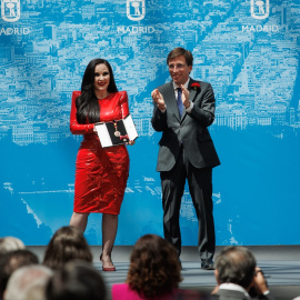 Foto de archivo del alcalde de Madrid, José Luis Martínez Almeida, entregando a la cantante Alaska la medalla de Honor de la ciudad, en el Palacio de Cibeles de Madrid